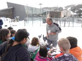 Agent du SD05 présentant des outils pédagogiques sur un stand OFB lors des Somemts du Sport à Superdevoluy