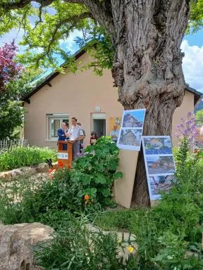 Devant les locaux du service départemental de l'OFB en Lozère se trouve un pupitre derrière lequel "les officiels" réalisent le discours d'ouverture de la journée