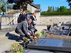 Depot d'une gerbe de fleurs sur la tombe de René Errard agent de l'Office national de la chasse mort en service il y a 40 ans
