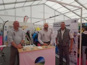 nos 3 agents du SD posent devant leur stand