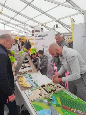 notre directeur et un agent expliquent l'importance de la haie au public