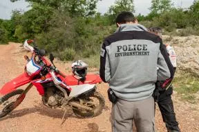 Agent OFB qui contrôle les documents d'un usager de motocross