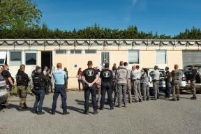Agents interservices de dos qui écoutent les instructions pour l'opération biomaures