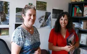 Photo de la nouvelle préfète de région en compagnie de l'animatrice du réseau loup lynx BFC