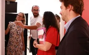 Photo de la nouvelle préfète de région en discussion avec le chef du service connaissance