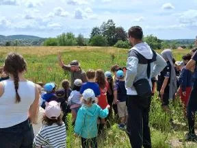Photo des participants à la visite du site de l'entreprise IMASONIC. Les enfants sont nombreux.