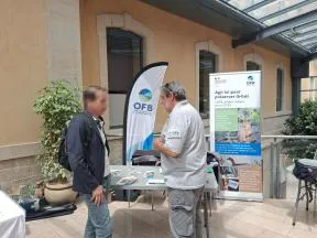 Photo d'un agent de l'OFB en discussion avec un élu lors de l'université des maires de Côte d'Or