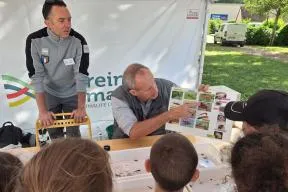 Photo de l'atelier de présentation des espèces animales vivant dans les cours d'eau en présence de scolaires