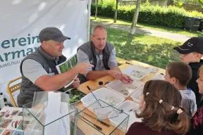Photo de l'atelier de présentation des espèces animales vivant dans les cours d'eau en présence de scolaires