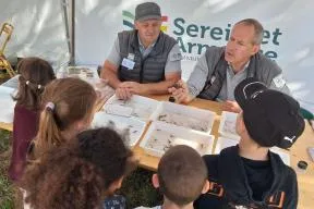 Photo de l'atelier de présentation des espèces animales vivant dans les cours d'eau en présence de scolaires