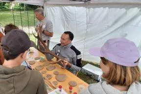 Photo de l'atelier de présentation des mammifères en présence de scolaires