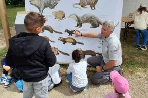 Photo de l'atelier de présentation des mammifères en présence de scolaires