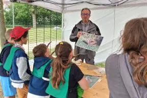 Photo de l'atelier de présentation des mammifères en présence de scolaires