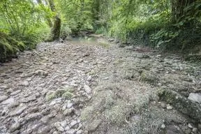 Photo d'un cours d'eau à sec