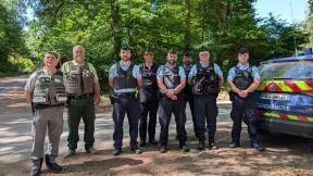 Photo posée des agents ayant participé à la journée de contrôle. On voir 5 gendarmes, 1 agent du SDIS, 1 agent de l'ONF et 1 de l'OFB. 