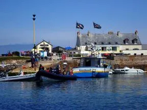 vue sur la jetée avec bateau en premier plan