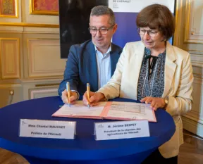 La préfète de l'Hérault et le président de la chambre d'agriculture de l'Hérault signent tous deux le texte papier de la charte