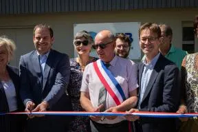 Photo du préfet du Doubs et du maire de Vercel coupant le ruban d'inauguration