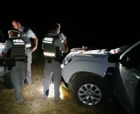 La nuit, quatre Inspecteurs de l'environnement en tenue se préparent à une opération de contrôle