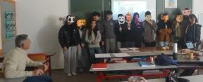 M. François SARANO échange en classe avec des élèves