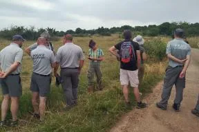 Photo d'une réunion de terrain sur une pelouse calcicole avec agents de l'OFB et de la DDT