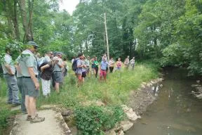 Photo - Agents de l'OFB et de la DDT 71, une trentaine au total, assemblés devant un cours d'eau