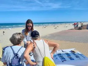 Une agente de l'OFB sensibilise deux touristes