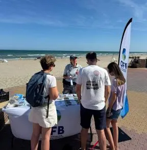 Une agente de l'OFB sensibilise une famille de touriste
