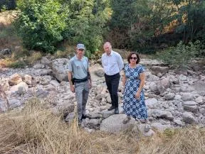 Le Préfet, la secrétaire générale et le chef de service départemental de l’OFB en Lozère dans un cours d’eau à sec. 