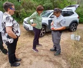 La Préfète et la Sous-préfète assistent à un relevé de piège photo aux côtés d'une agente de l'OFB
