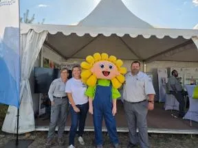 mascotte JA et agents de l'OFB devant le stand OFB à Terres de Jim 2026