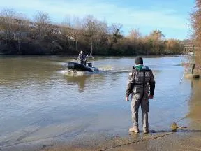 Agents de la DR IDF utilisant un bateau pour contrôler les rejets en cours d’eau ou réaliser des prélèvements