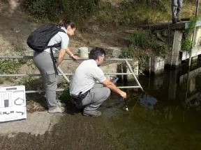 Agents de la DR IDF effectuant des prélèvements et des mesures dans le cadre d’une pollution