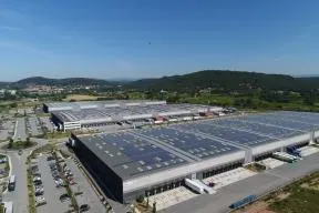 Photo du toit d'un centre d'activités équipé de panneaux photovoltaïque