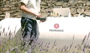 Citerne entourée de lavandes