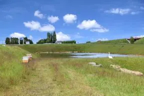 Photo du bassin de l'Aire du Domaine d'Harcourt sur l'autoroute 28 faisant partie du réseau ALiS