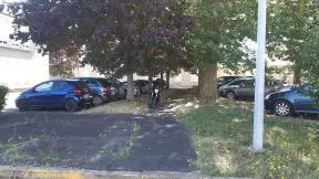 Photo du parking de la cité administrative de Châteauroux qui accueille le service départemental de l'Indre de l’OFB, avant travaux