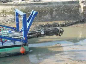 Photo d'un rotodévaseur : bras à hélice monté à l'arrière d'un bateau