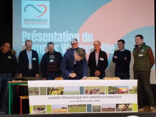 Signature de la charte départementale sur la scène de la journée pédagogique des contrôles agricoles