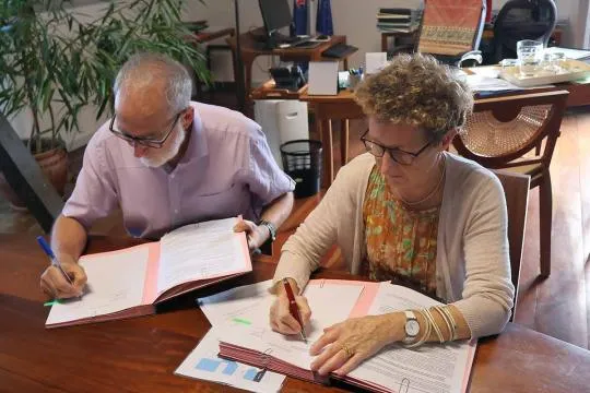Photo de la signature de la convention TAAF-OFB entre Jean-Michel Zammite, directeur de la Direction des Outre-mer au sein de l’OFB (à gauche) et Florence Jeanblanc-Risler, ancienne préfète, administratrice supérieure des TAAF (à droite). 
