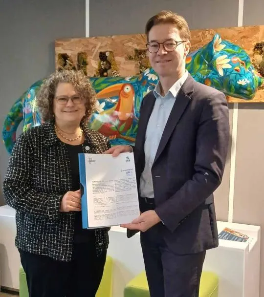 Photo de la signature du soutien financier de l'OFB à la Convention sur les espèces migratrices. À gauche, Amy Sec Fraenkel, Secrétaire exécutive de la CMS, à droite, Olivier Thibault, Directeur général de l'OFB