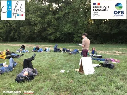 image de décoration (logos CNPFT et OFB sur photo d'un groupe de personnes allongées en cercle dans l'herbe et regardant le ciel, une personne debout (l'animateur). Credit photo Bipolar )