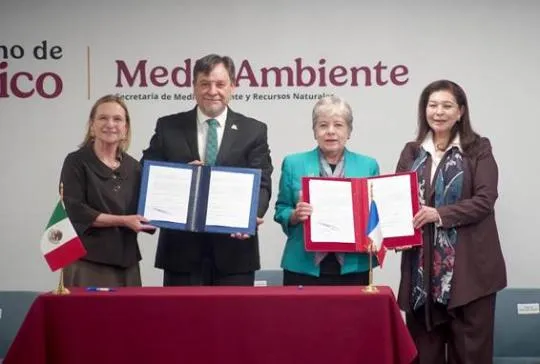 De gauche à droite, Mme Delphine Borione, ambassadrice de France au Mexique ; M. Pedro Álvarez-Icaza Longoria, commissaire national aux aires naturelles protégées ; Mme Alicia Bárcena Ibarra, secrétaire à l'Environnement et aux Ressources naturelles au sein du ministère de l’environnement mexicain ; Mme María Teresa Mercado, sous-secrétaire aux Affaires étrangères du Mexique, montrant les deux déclarations d’intention signée. 