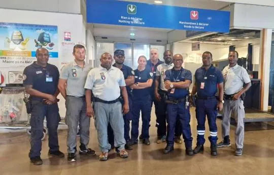 De agents de l'OFB, des douanes, de la Gendarmerie nationale et de la Police nationale prennent la poste dans un aéroport dans le cadre de l'opération Mission Outre-mer Wildlife Alert (MOWA). 