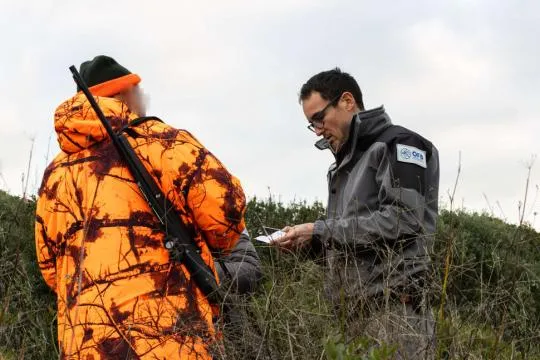 Un inspecteur de l'environnement contrôle un chasseur