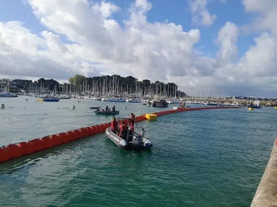Photo du déploiement d'un barrage gonflable lors d'un exercice de mise en situation