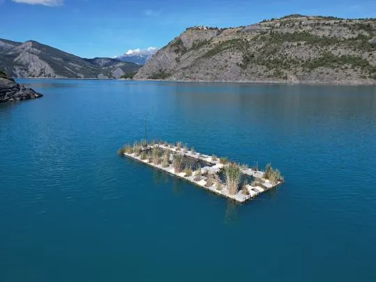 Zone littorale artificielle installée dans le lac de Serre-Ponçon