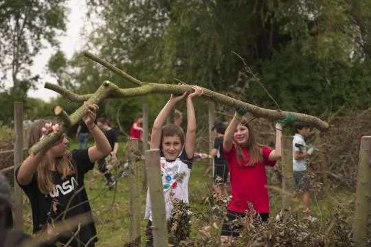 Des élèves d’une classe de sixième participent à un atelier de construction d’une haie sauvage pendant une sortie dans l’aire terrestre éducative de l'Ecoparc des Chenevières. Crédit : SIPA / G. Souvant