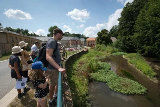 Plusieurs citoyens observent une mare dans le cadre de l'ABC de Saint-Loup-Terrier