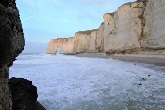 Valleuse du Tilleul, vue sur la Porte d'Aval. Site Natura 2000 Littoral Cauchois. Credit : Camille Delage / OFB